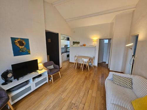 keuken, WIFI, Climatisation, parking, plage à pied (WIFI, Climatisation, parking, plage a pied) in Saint Mandrier Sur Mer