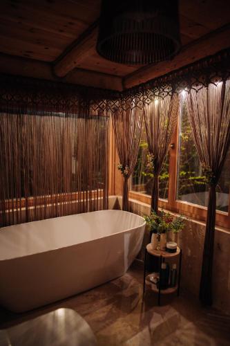 حمام, Cabana Pietrusa in Cavnic