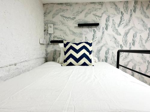 Ever House - ALCALA LOFT - Tap to explore photos