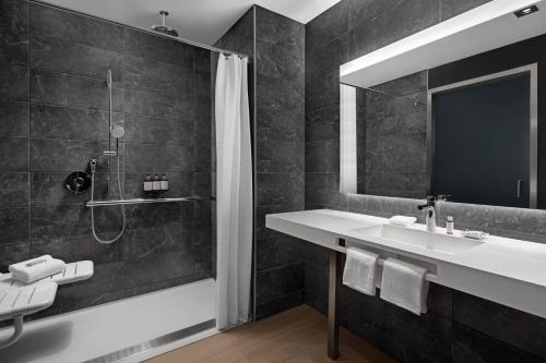King Room with City View image 5