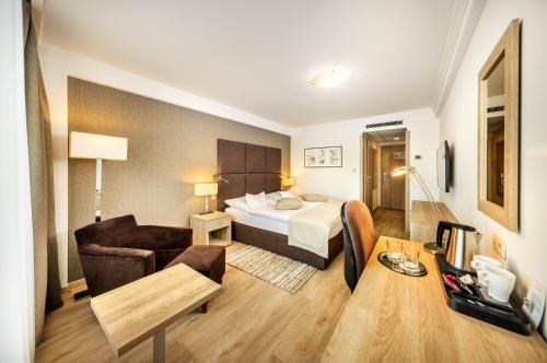 Deluxe Double or Twin Room with Free Minibar image 3