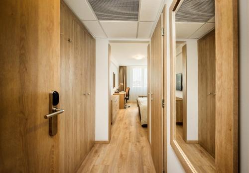 Deluxe Double or Twin Room with Free Minibar image 4
