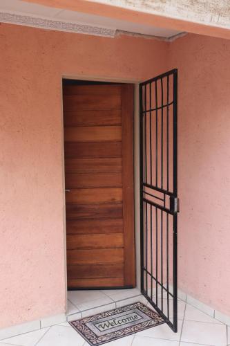 Pintu masuk, Thenjwas Sleep-Over Lodge in Broham