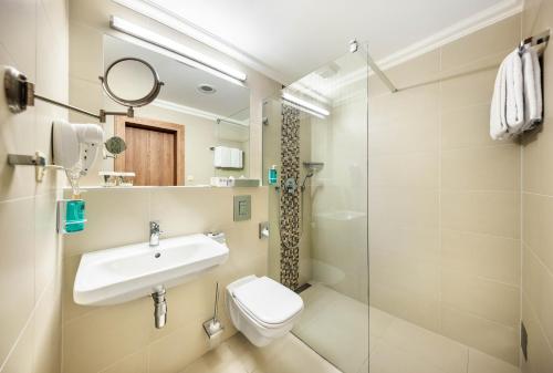 Deluxe Double or Twin Room with Free Minibar image 7