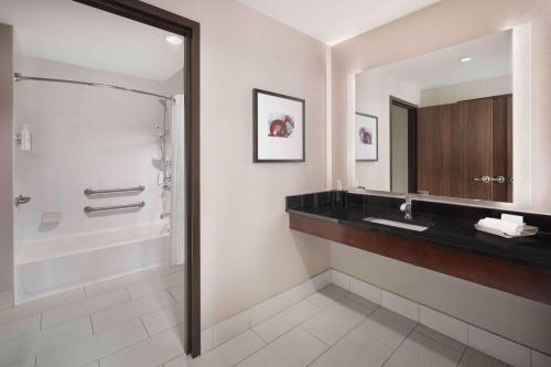 Deluxe Studio with Mountain View - Disability Access image 6