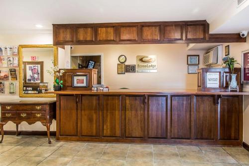 Econo Lodge Milldale-Southington - image 14