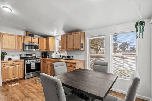 Upscale Retreat near vibrant downtown in 巴克斯特
