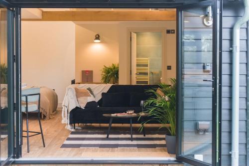 Фасада на хотела, The Garden Room by Bloom Stays in Beckley