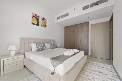 Luxury 1BR apartment at Creek Edge Tower 2 - image 2