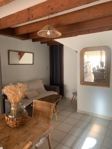 Maison des glycines au bord du Doubs in Verdun-sur-le-Doubs