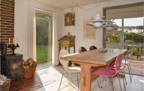 廚房, Three-Bedroom Holiday Home In Esbjerg V in 耶廷
