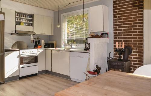 廚房, Three-Bedroom Holiday Home In Esbjerg V in 耶廷
