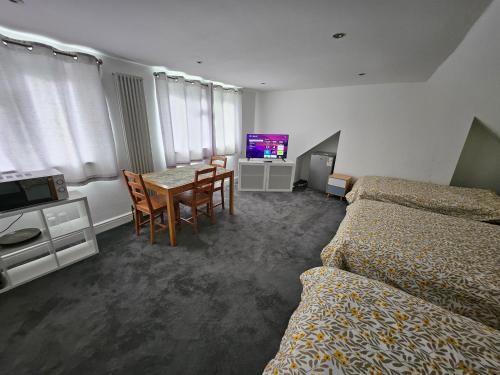 Self Contained Studio Near Windsor Attractions!, Windsor (photo 6)