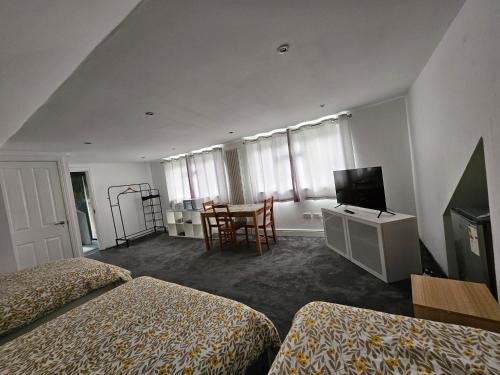 Self Contained Studio Near Windsor Attractions!, Windsor (photo 2)