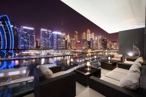 Lux Apartment with huge private Lounge I Burj & Canal View, Дубай