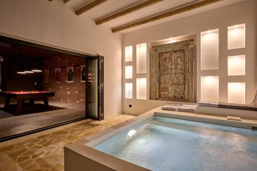 Karstais baseins, Kalonía Villa, a Quintessential Retreat, By ThinkVilla (Kalonia Villa, a Quintessential Retreat, By ThinkVilla) in Posidonia