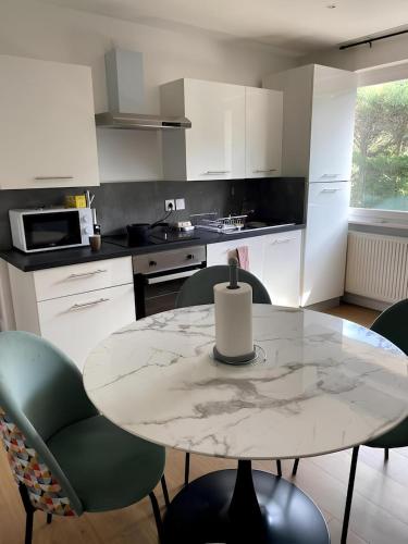 ห้องครัว, 2BR 2 bathroom Geneva Tram 17 in อาบิลิ