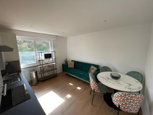 ห้องส่วนกลางสำหรับนั่งเล่น/ดูทีวี, 2BR 2 bathroom Geneva Tram 17 in อาบิลิ