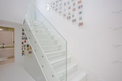 HUGE 5 storey 4 bed Terraced family home in Queens park gîte à louer so quartier