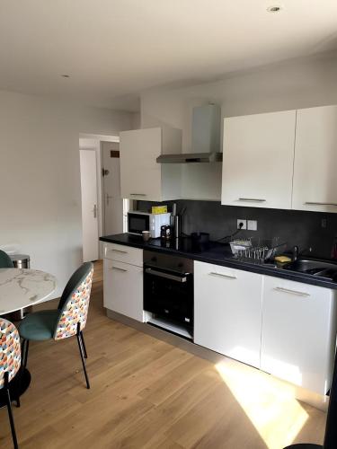 ห้องครัว, 2BR 2 bathroom Geneva Tram 17 in อาบิลิ