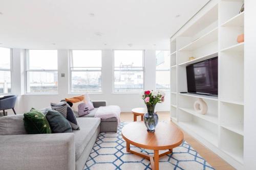 Perfect One Bed in Green Park Station - image 4