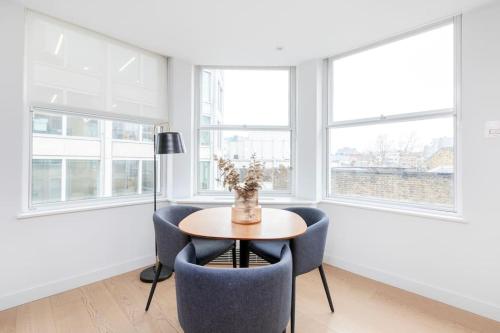 Perfect One Bed in Green Park Station - image 13