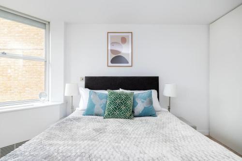 Perfect One Bed in Green Park Station - image 7