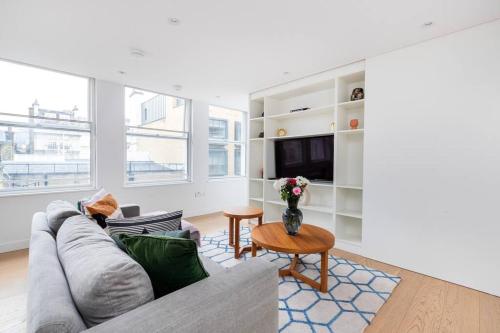 Perfect One Bed in Green Park Station - image 9