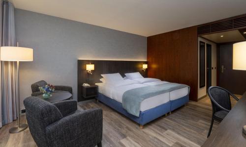 Classic Double Room image 4