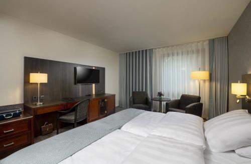 Classic Double Room image 7