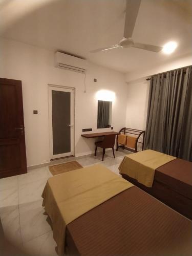 Deluxe Double Room with Balcony image 9
