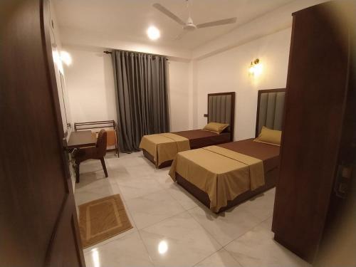 Deluxe Double Room with Balcony image 8