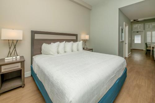 Commander Hotel & Suites - image 11