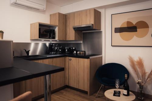 廚房, Dark Room Perpignan aux 50 nuances Jacuzzi Privé (Dark Room Perpignan aux 50 nuances Jacuzzi Prive) in 佩皮尼昂市中心