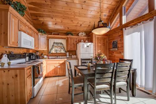 Blue Mist View 2 Bedrooms Sleeps 6 Hot Tub Pool Access HDTV Fireplace - image 11