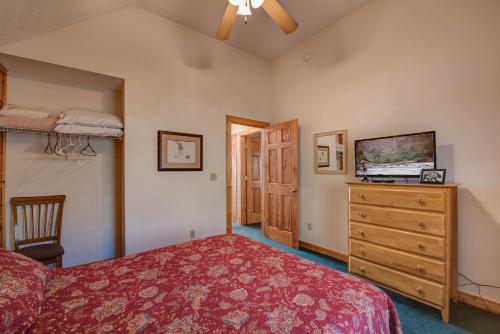 Blue Mist View 2 Bedrooms Sleeps 6 Hot Tub Pool Access HDTV Fireplace - image 6