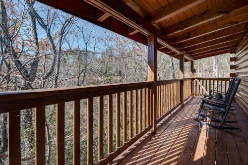 Blue Mist View 2 Bedrooms Sleeps 6 Hot Tub Pool Access HDTV Fireplace - image 2