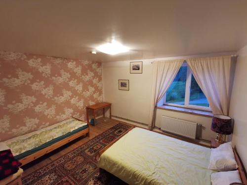 1 king bed, 1 twin bed