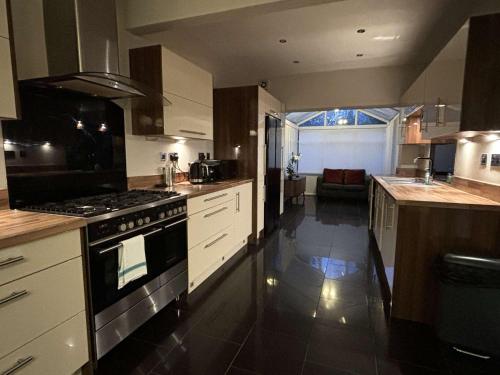 Large Home near Edgbaston Stadium, UOB & QE hospital sleeps 6, Birmingham (fotografie 9)