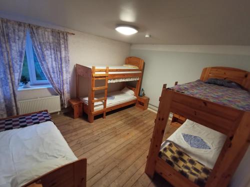 2 bunk beds