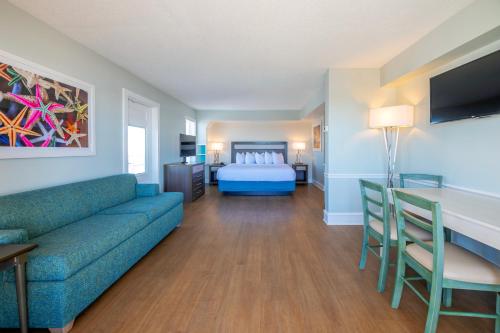 Commander Hotel & Suites - image 9