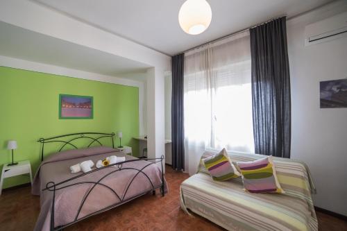 1 queen bed, 1 sofa bed