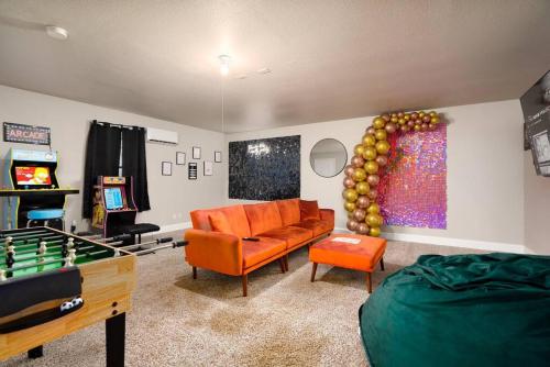 Large home near Randolph, bring the whole family in Universal City, Vereinigte Staaten von Amerika