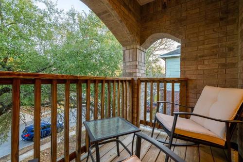 Large home near Randolph, bring the whole family in Universal City, USA