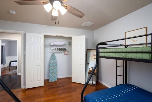 Large home near Randolph, bring the whole family in Universal City, USA
