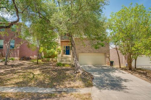 Large home near Randolph, bring the whole family in Universal City, USA