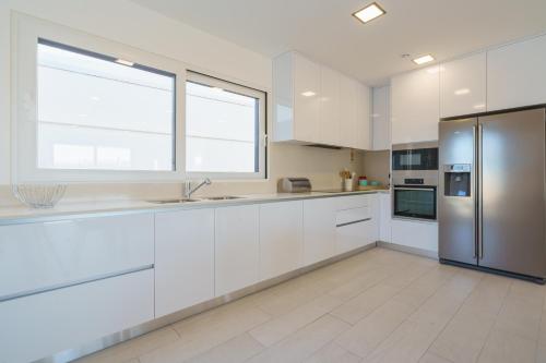 ห้องครัว, Villa Beach and Friends with ocean view in อเรยา บรังกา