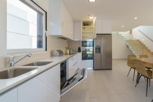 ห้องครัว, Villa Beach and Friends with ocean view in อเรยา บรังกา