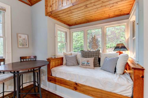 Charming Guest House at Sapphire Retreat in Sapphire, USA