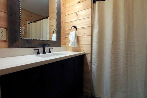 Foothills - Lrg Private Cabin - HotTub - Fireplace & Pit - Gburg 7min in Gatlinburg, USA